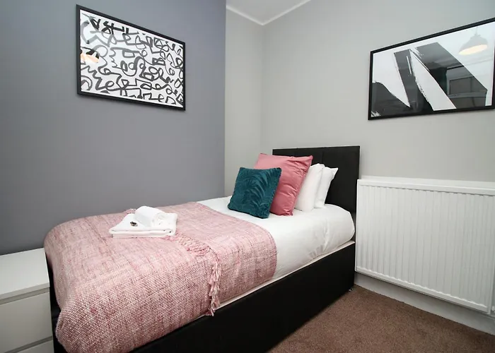 Spacious 4 Bedroom House - Moira Lodge By Ty Sa