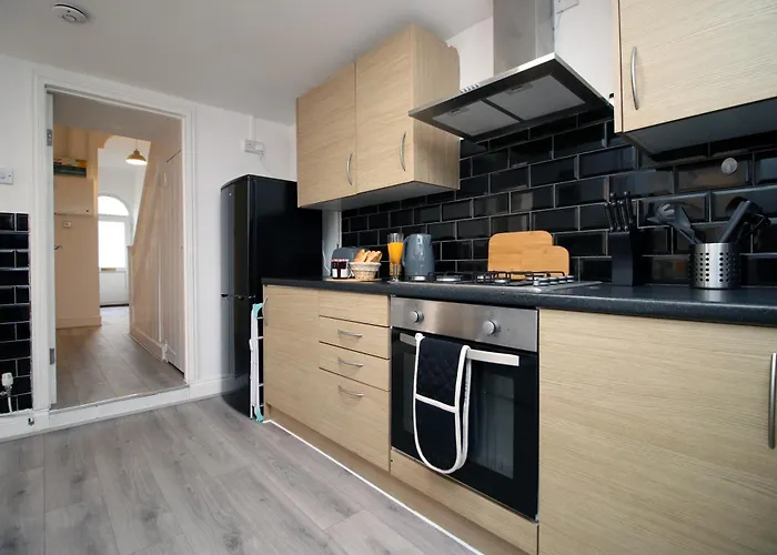 Spacious 4 Bedroom House - Moira Lodge By Ty Sa