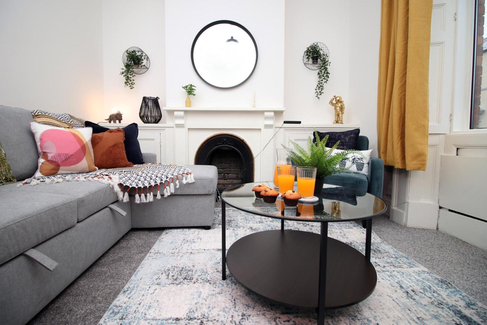 Spacious 4 Bedroom House - Moira By Ty Sa Apartment Cardiff