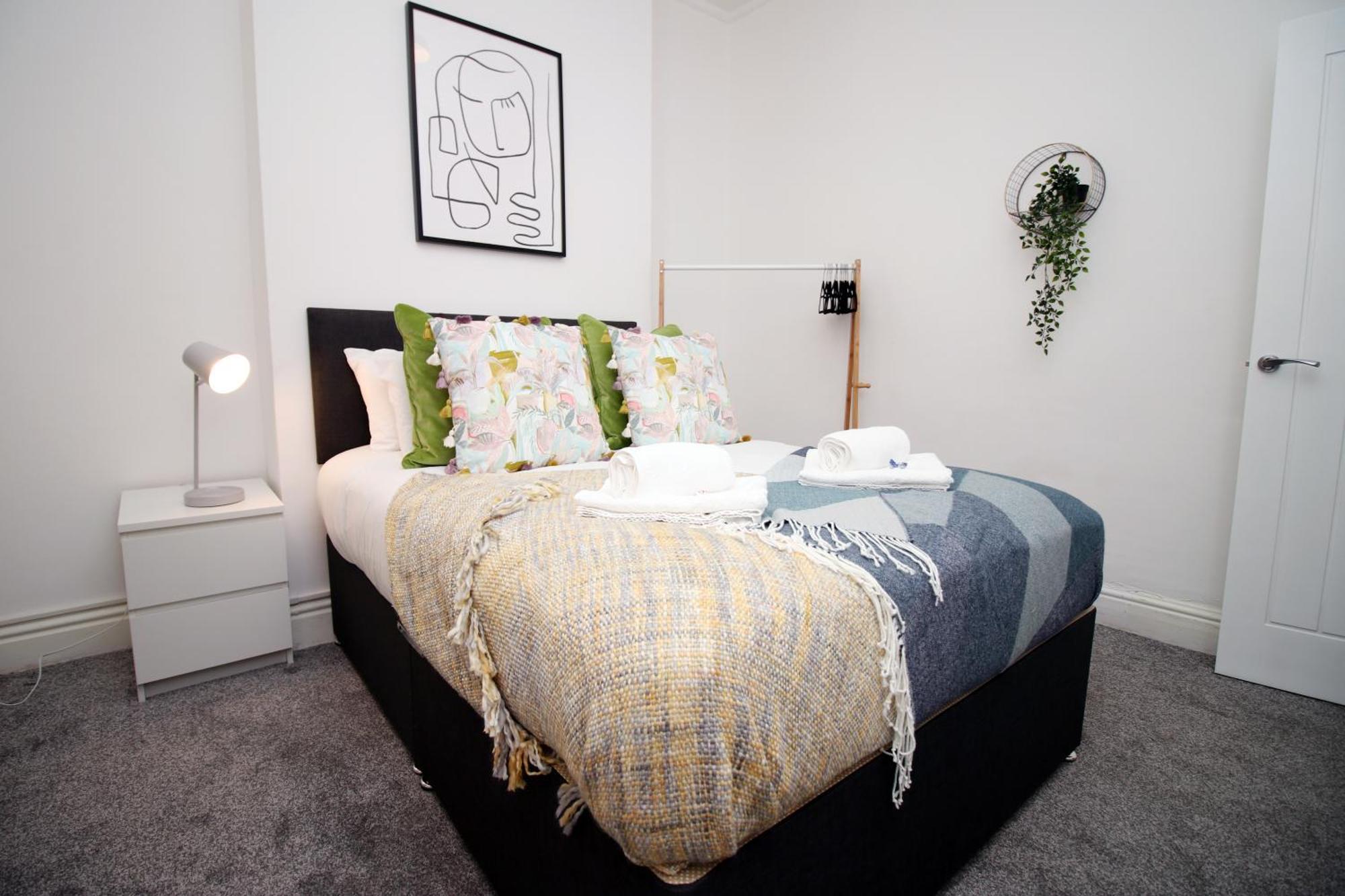Apartment Spacious 4 Bedroom House - Moira By Ty Sa Cardiff