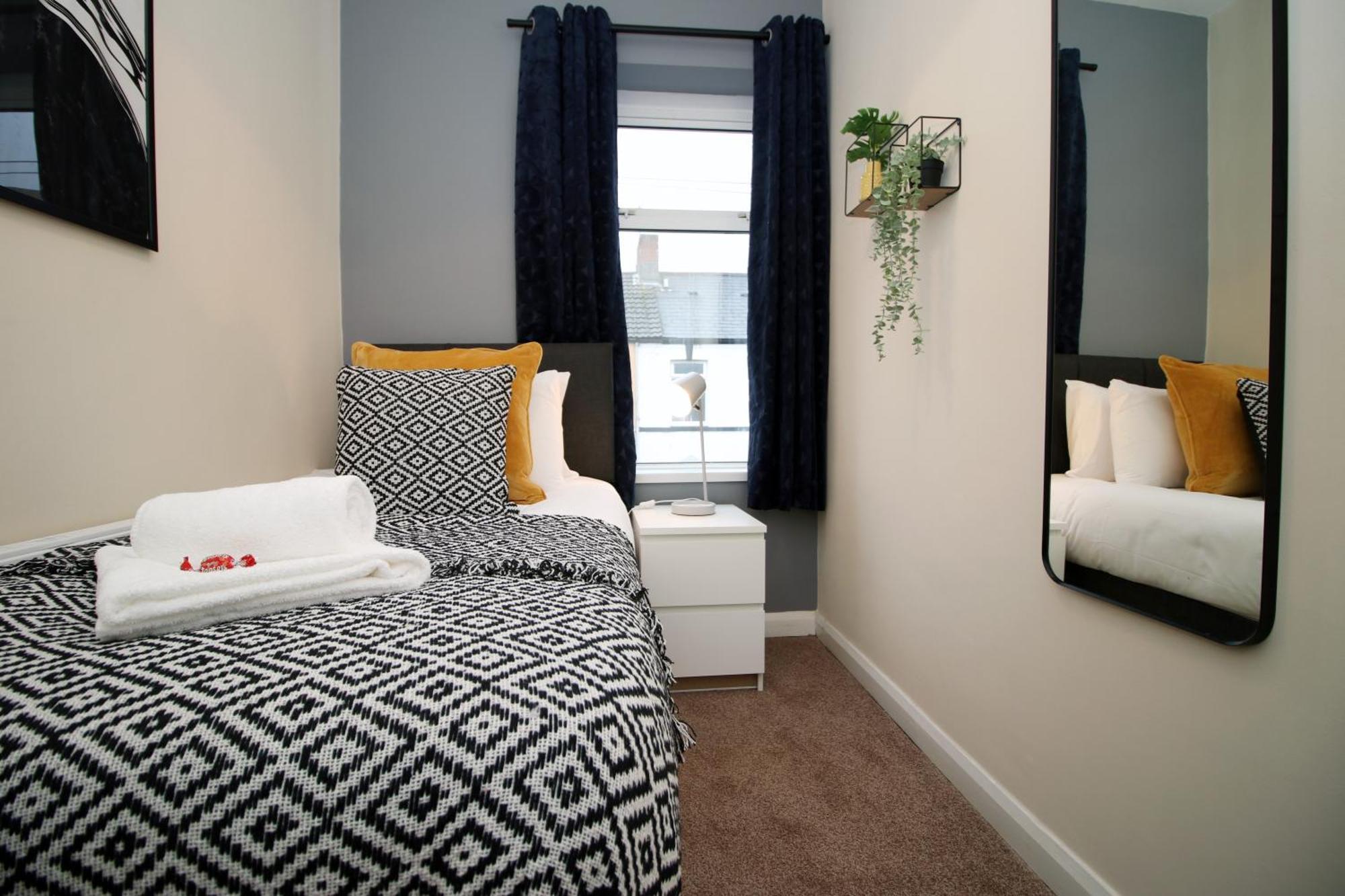 Spacious 4 Bedroom House - Moira By Ty Sa Cardiff