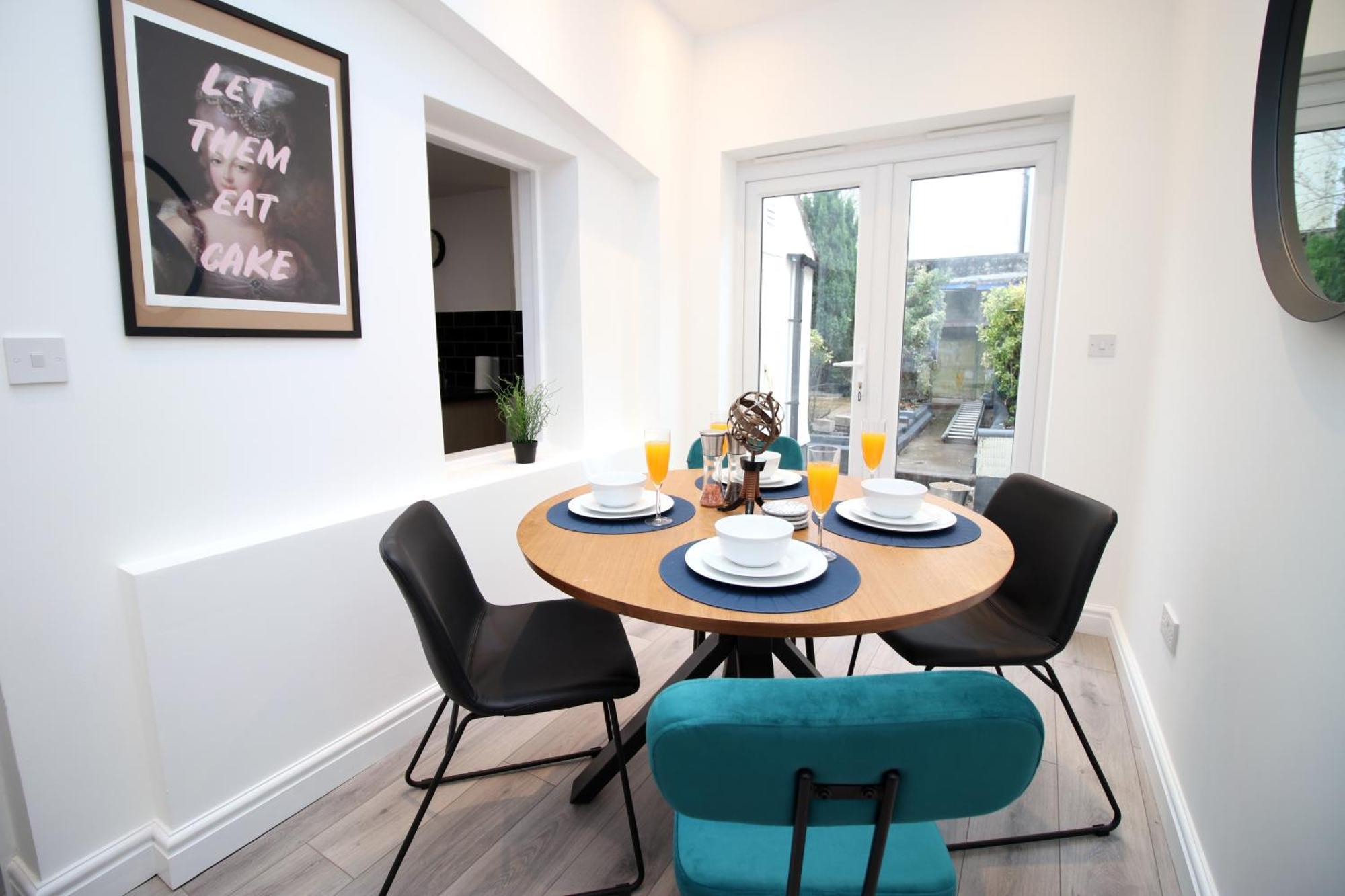 Spacious 4 Bedroom House - Moira By Ty Sa * Cardiff
