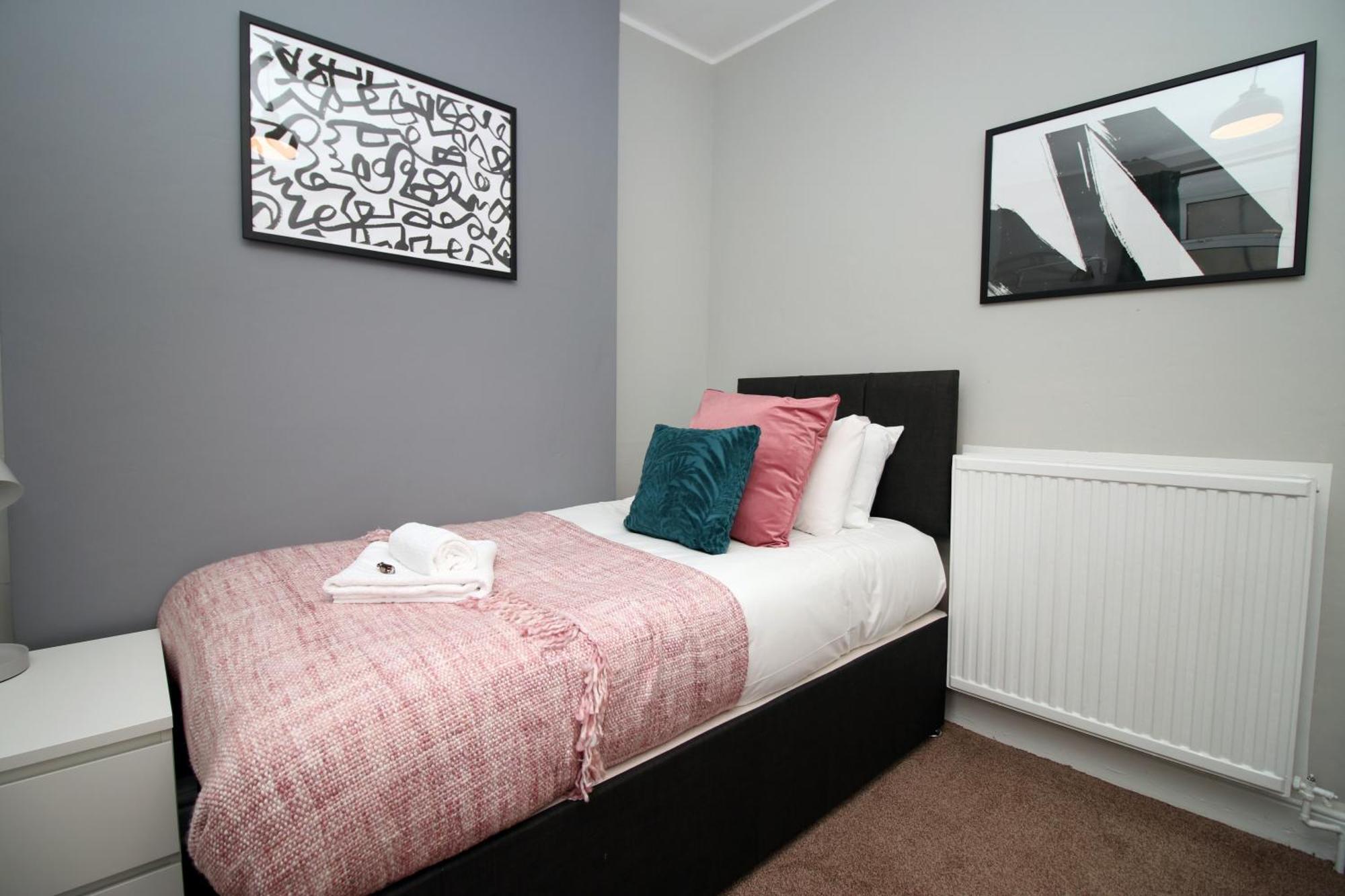 Spacious 4 Bedroom House - Moira By Ty Sa