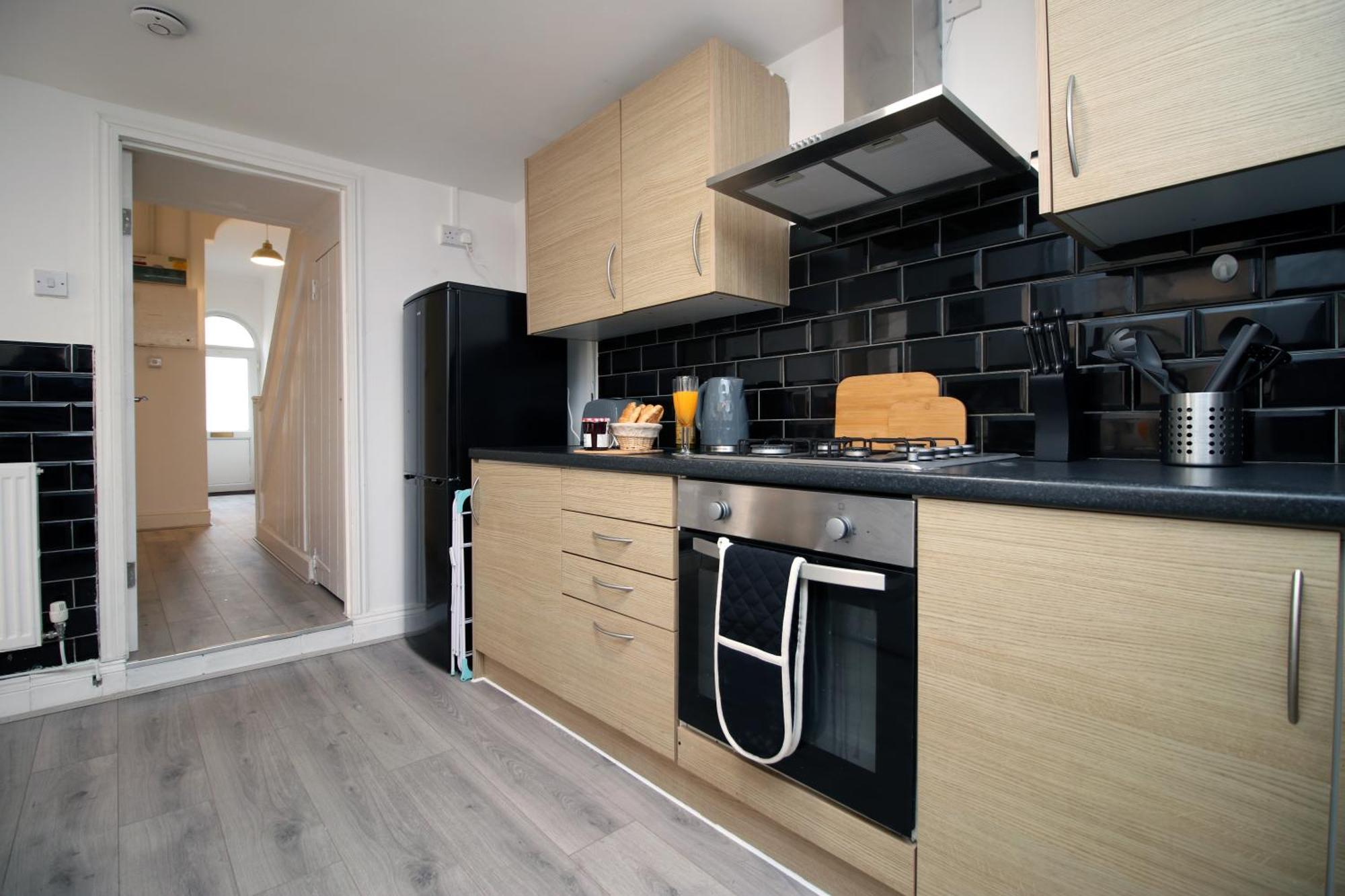 Spacious 4 Bedroom House - Moira By Ty Sa Apartment