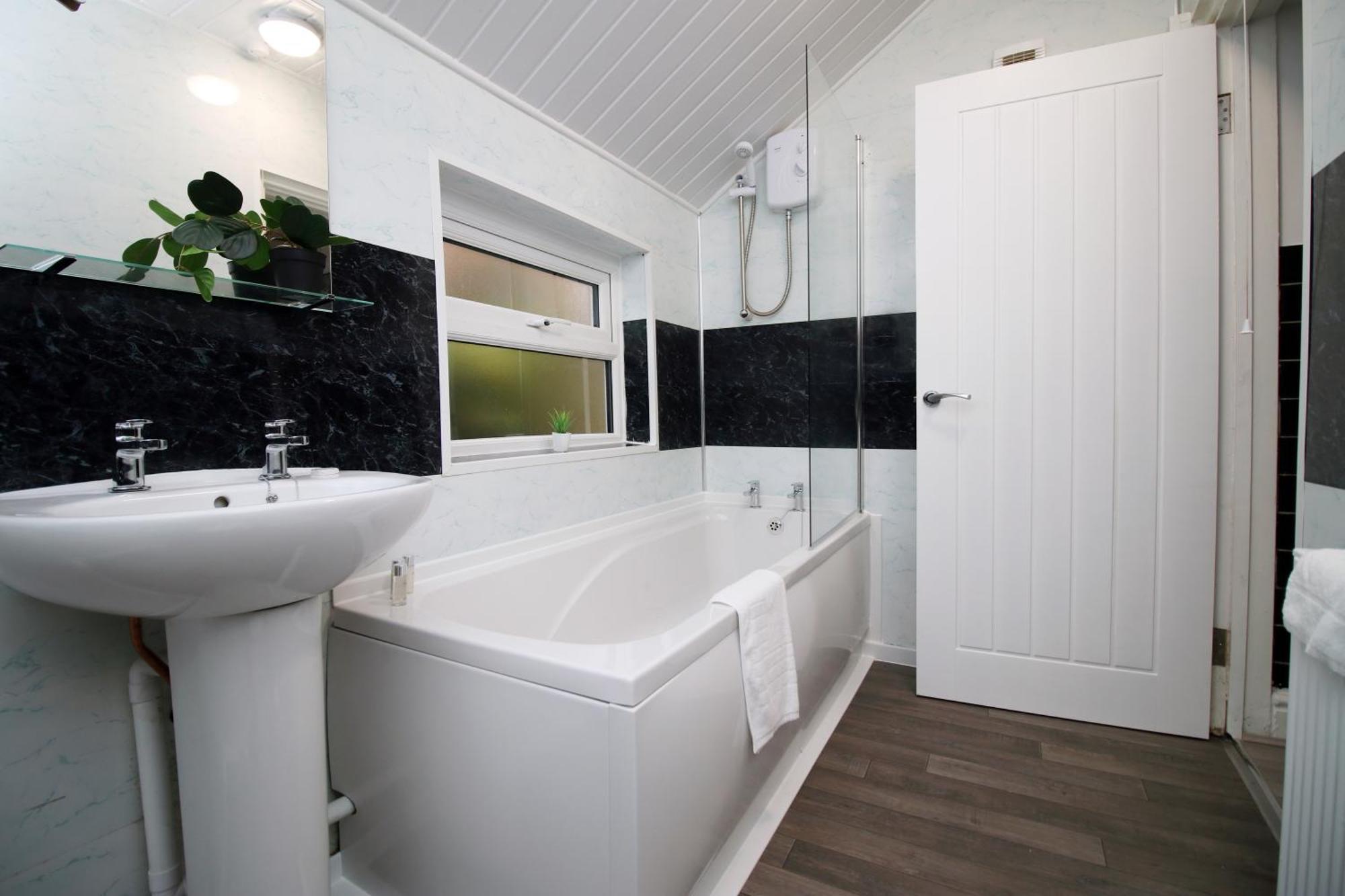 Spacious 4 Bedroom House - Moira By Ty Sa Apartment *