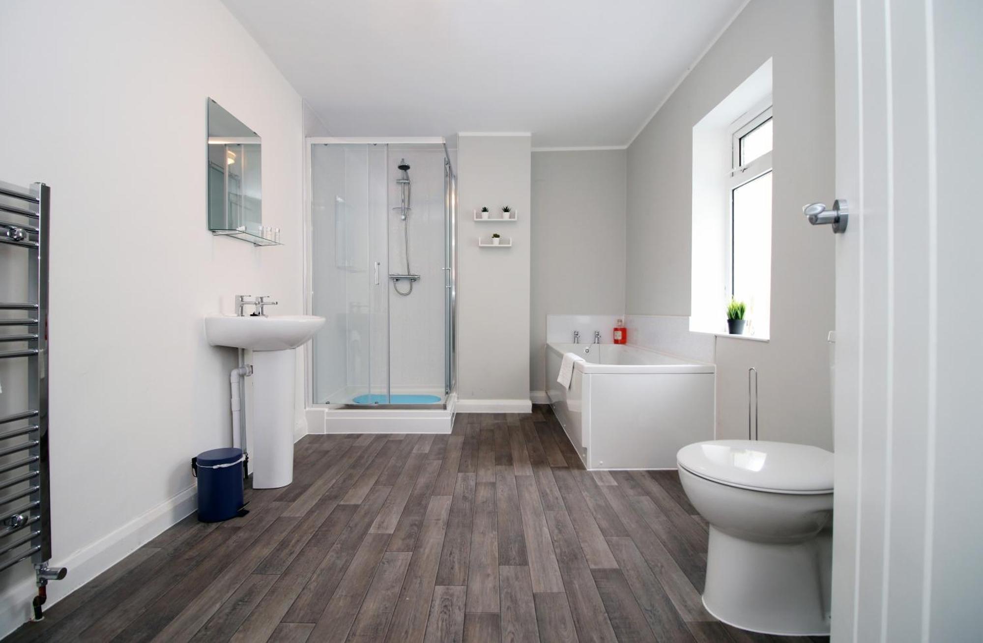 Spacious 4 Bedroom House - Moira By Ty Sa Apartment Cardiff