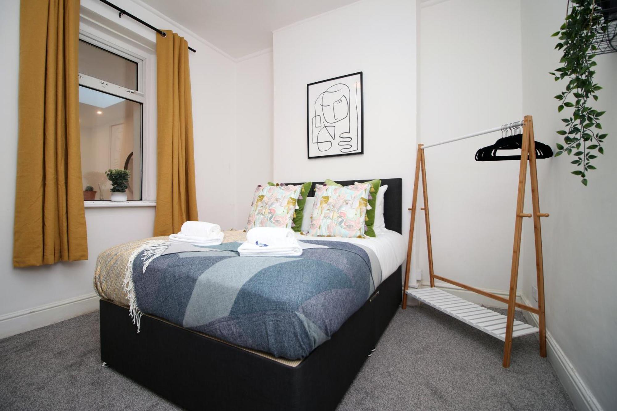 Spacious 4 Bedroom House - Moira By Ty Sa *