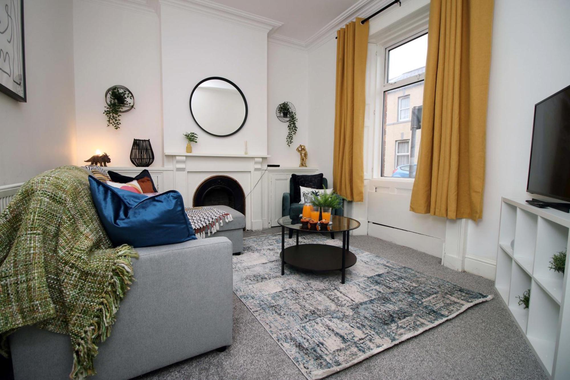 Spacious 4 Bedroom House - Moira By Ty Sa Apartment Cardiff